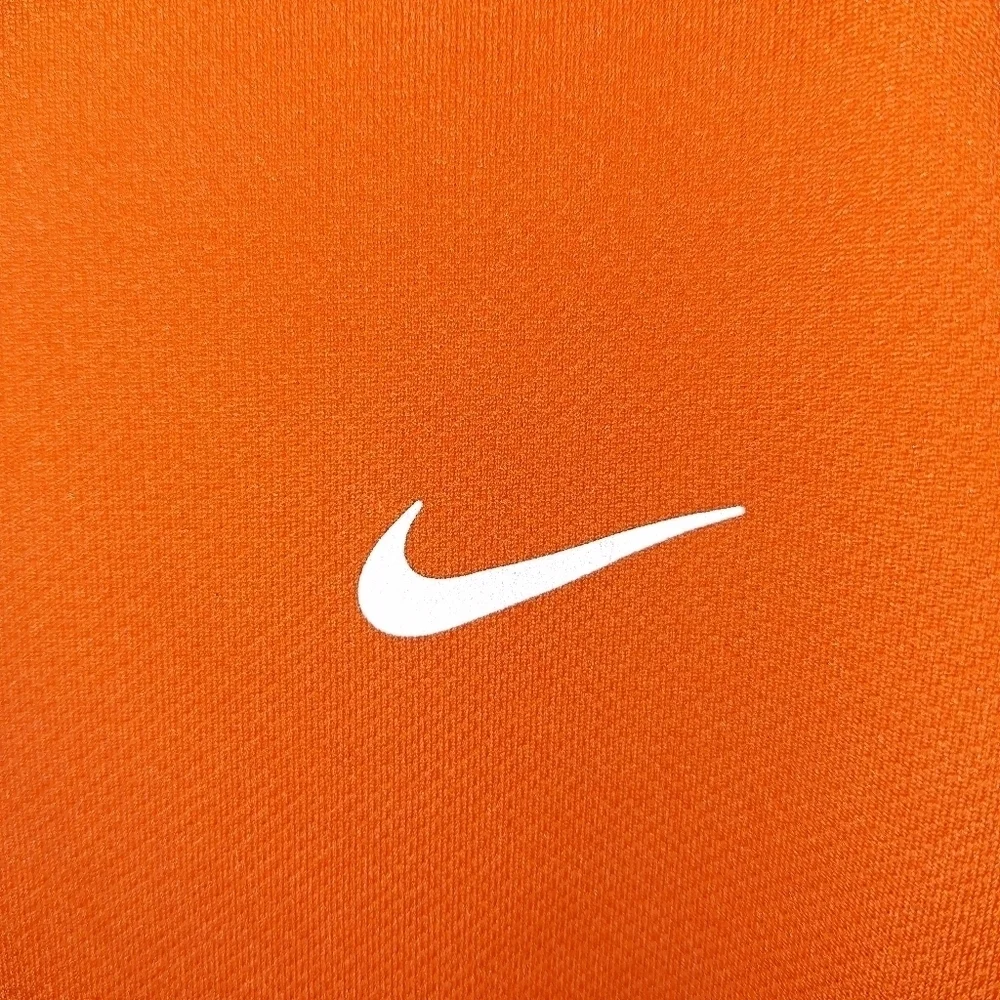 A Nike FitDry short sleeve t-shirt in a men's size medium. EUC.